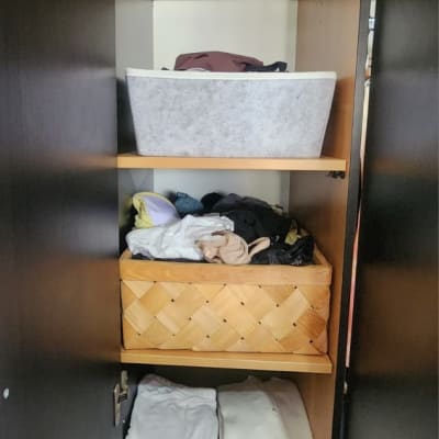 ארון בגדים עם מדפים מסודרים, בגדים מקופלים וסלסלות אחסון