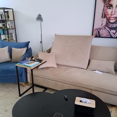 שולחן עגול עם טישו, שלט וטלפון