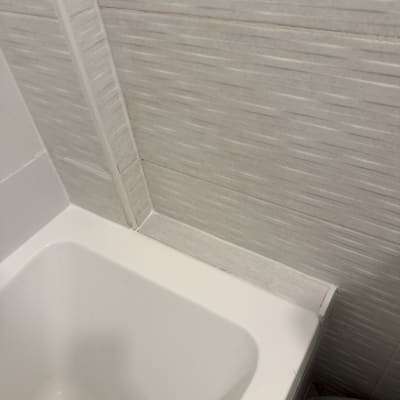 פינת אמבטיה עם אריחים וכלים לתיקון