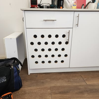 מטבח עם מקדחה, מכונת קפה וכלי עבודה על השיש