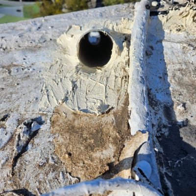 צינור על גג עם חומר איטום מסביב