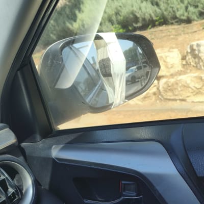 מראה צד של רכב עם סרט דבק