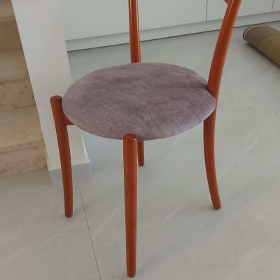 כיסא עץ עם ריפוד בד סגול