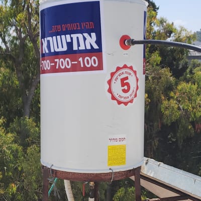 דוד שמש עם צינורות וחיבורים על גג