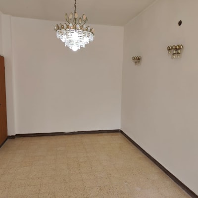 קירות צבועים בלבן עם נברשת תקרה