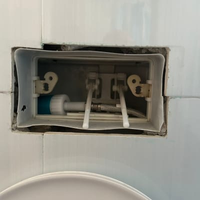 תמונה של מערכת אינסטלציה בקיר