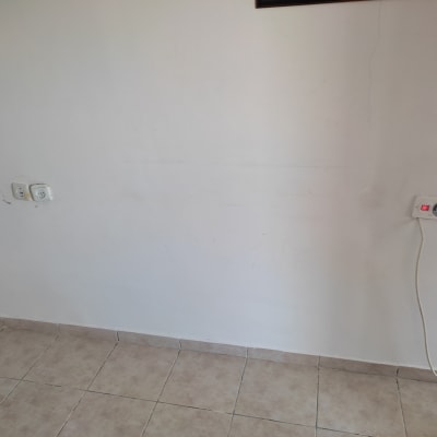 קיר לבן עם שקעי חשמל ושריטות קלות