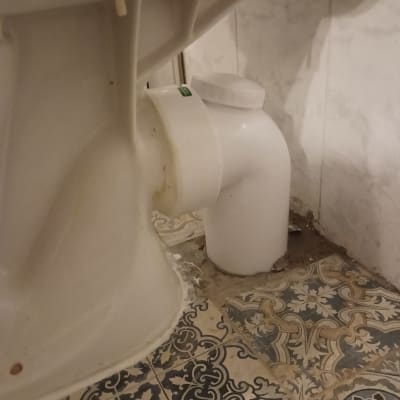 חיבור צינור ביוב לאסלה עם אריחים מעוצבים