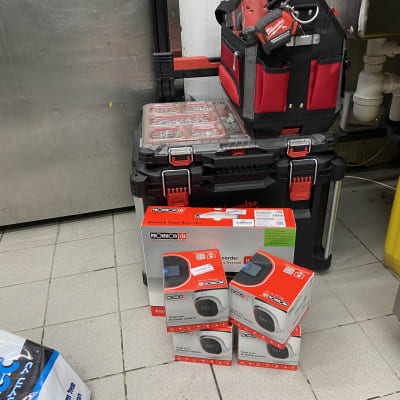 קופסאות מצלמות אבטחה על הרצפה ליד ארגז כלים