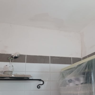 קיר עם תיקוני טיח, מדף, חוטי חשמל חשופים