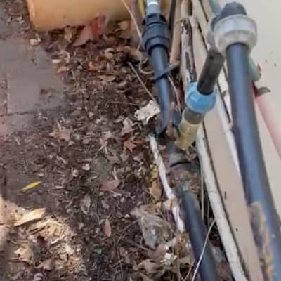 צינורות ומדי מים מחוברים לקיר חיצוני