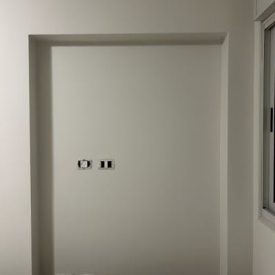 קיר צבוע בלבן עם שקעים חשמליים