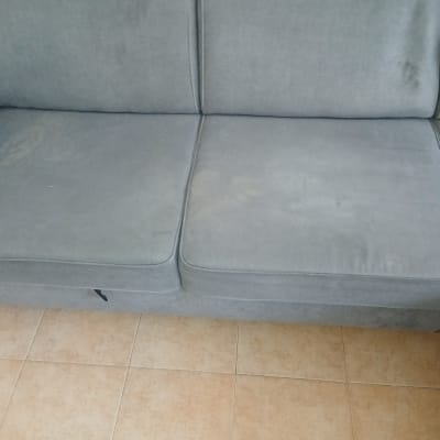 ספה אפורה עם כתמים על הריפוד