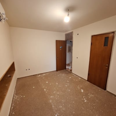 חדר צבוע עם כתמי צבע על הרצפה