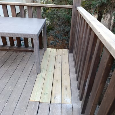 שולחן פלסטיק על דק עץ עם לוחות חדשים