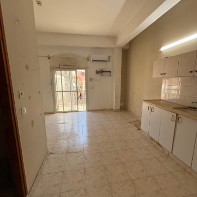 מטבח ריק עם ארונות וכיור, רצפת קרמיקה