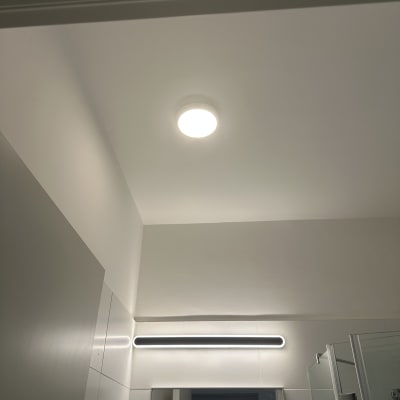 תאורה מותקנת על תקרה בחדר אמבטיה