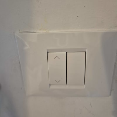 מתג חשמלי על קיר לבן