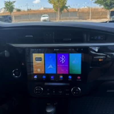 מסך מגע ברכב עם אפליקציות ניווט ומוזיקה