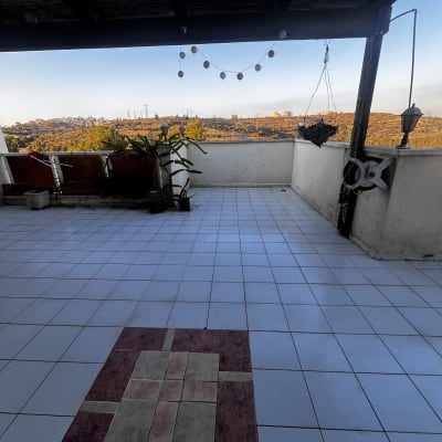 מרפסת גג מרוצפת אריחי קרמיקה נקאים לאחר ניקוי ריצוף חוץ