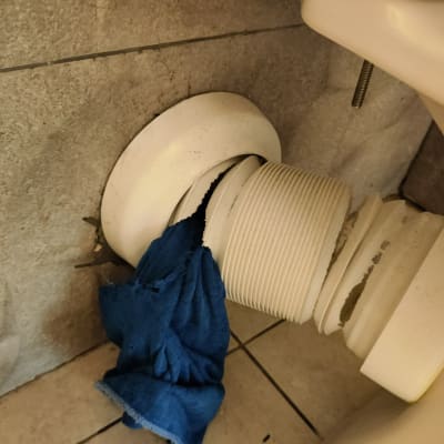 חיבור צינור לבן עם סמרטוט כחול