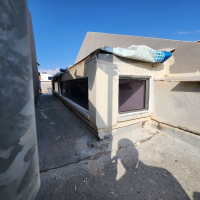 חלון אלומיניום מותקן בקיר חיצוני