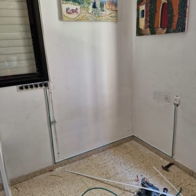 כלי עבודה חשמליים, שקעים, חוטים על הרצפה