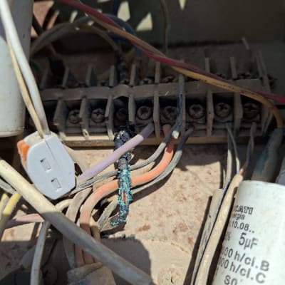חוטים חשמליים ומחברים במצב בלוי