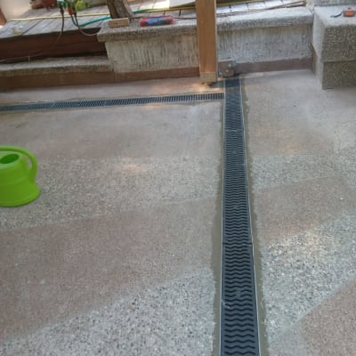 תעלת ניקוז מותקנת ברצפת בטון בחצר