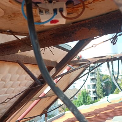 חלקים של דוד שמש על גג עם חיבורים חשמליים