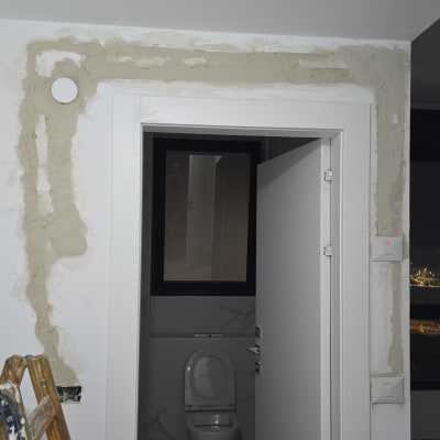 שקעי חשמל על קיר עם תיקוני טיח