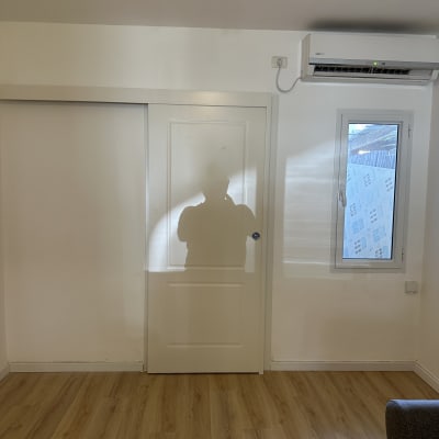 דלת לבנה עם ידית כסופה וצל של אדם