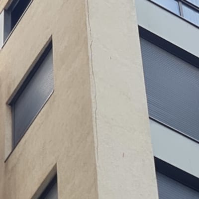 סדק בקיר חיצוני של בניין