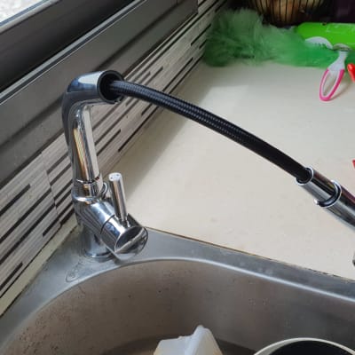 ברז מטבח עם צינור נשלף על כיור