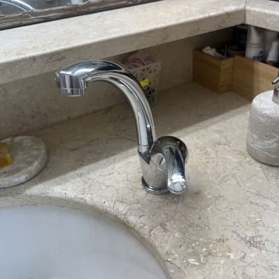 ברז כרום על כיור שיש בחדר אמבטיה