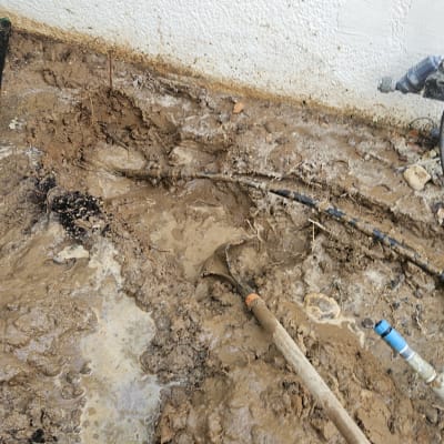אזור חפירה עם בוץ וכלי עבודה