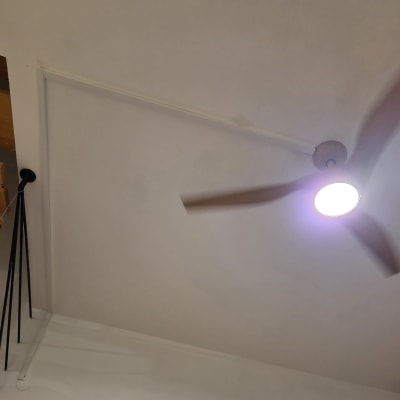 מאוורר תקרה מותקן עם תאורה דולקת