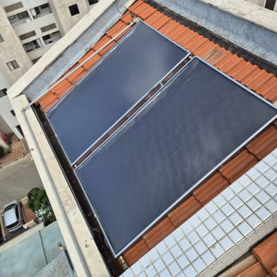 שני קולטי שמש מותקנים על גג רעפים אדום