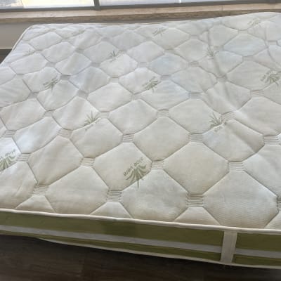 מזרן עם כיסוי אלוה ורה על רצפת עץ