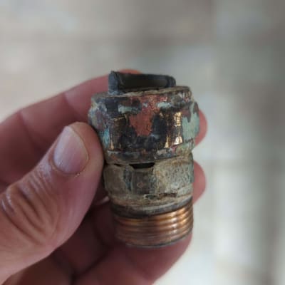 חלק מתכתי חלוד של דוד שמש