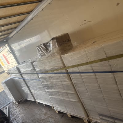 משטחי קרטון עטופים בניילון בתוך משאית הובלה