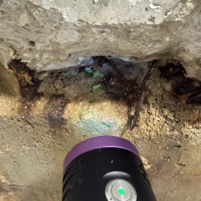 תמונה של קיר עם סימני רטיבות ופנס