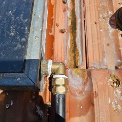 חיבור צינור מתכת לדוד שמש על גג רעפים