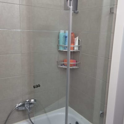מקלחון זכוכית עם אמבטיה וברז