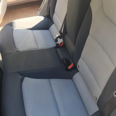 מושב רכב נקי ומסודר עם חגורת בטיחות