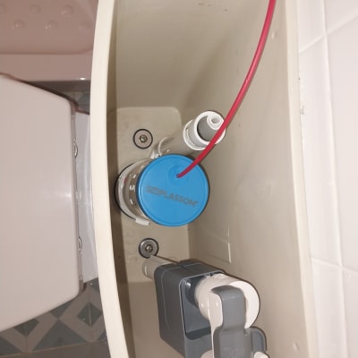 מיכל הדחה עם חלקים פנימיים של אסלה