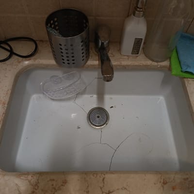 שיש עם כיור לבן וברז מתכת