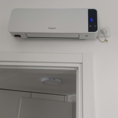 מזגן מותקן על קיר עם חיבור חשמלי