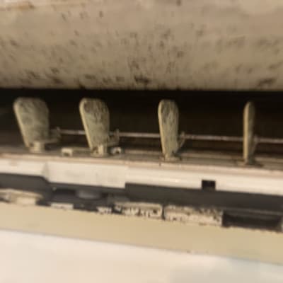 תריסי מזגן מלוכלכים עם כתמי עובש