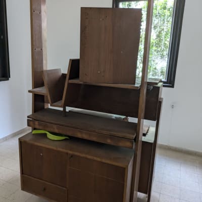 רהיט עץ לא גמור עם מדפים ודלתות